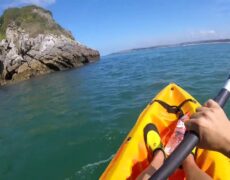 Descubre la aventura del kayak en la impresionante bahía de Santander: turismo activo en tu próximo viaje